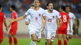 Jay Idzes (kiri) dari Indonesia bersama rekan setimnya melakukan selebrasi setelah mencetak gol pada pertandingan sepak bola kualifikasi AFC Piala Dunia FIFA 2026 antara Vietnam dan Indonesia di Stadion Nasional My Dinh di Hanoi, Selasa (26/3/2024).