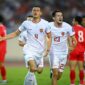 Jay Idzes (kiri) dari Indonesia bersama rekan setimnya melakukan selebrasi setelah mencetak gol pada pertandingan sepak bola kualifikasi AFC Piala Dunia FIFA 2026 antara Vietnam dan Indonesia di Stadion Nasional My Dinh di Hanoi, Selasa (26/3/2024).