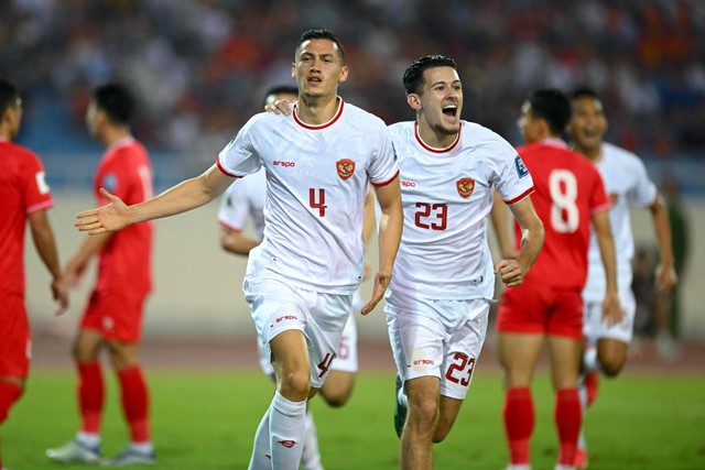 Jay Idzes (kiri) dari Indonesia bersama rekan setimnya melakukan selebrasi setelah mencetak gol pada pertandingan sepak bola kualifikasi AFC Piala Dunia FIFA 2026 antara Vietnam dan Indonesia di Stadion Nasional My Dinh di Hanoi, Selasa (26/3/2024).