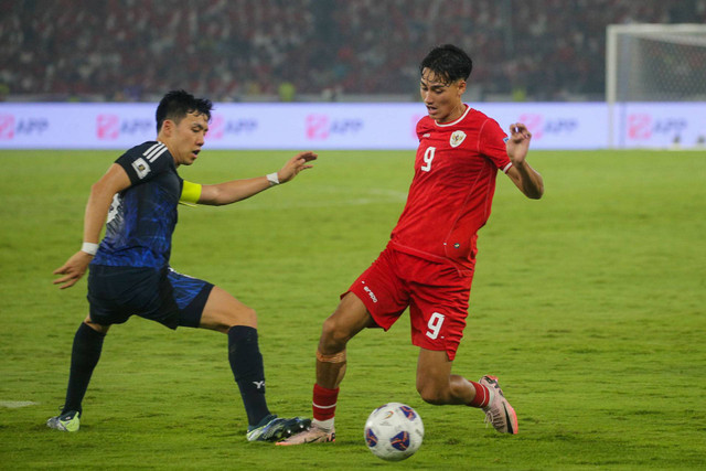 Aksi Pemain Timnas Indonesia Rafael Struick pada pertandingan Kualifikasi Piala Dunia 2026 melawan Timnas Jepang di Stadion Utama Gelora Bung Karno, Jakarta, Jumat (15/11/2024).