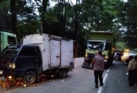 Kecelakaan kembali terjadi di kawasan Sitinjau Lauik. Kali ini truk menabrak mobil L300 Box yang sedang terparkir di tengah jalan. [foto: Polsek Lubuk Kilangan]