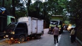 Kecelakaan kembali terjadi di kawasan Sitinjau Lauik. Kali ini truk menabrak mobil L300 Box yang sedang terparkir di tengah jalan. [foto: Polsek Lubuk Kilangan]