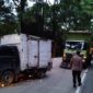 Kecelakaan kembali terjadi di kawasan Sitinjau Lauik. Kali ini truk menabrak mobil L300 Box yang sedang terparkir di tengah jalan. [foto: Polsek Lubuk Kilangan]