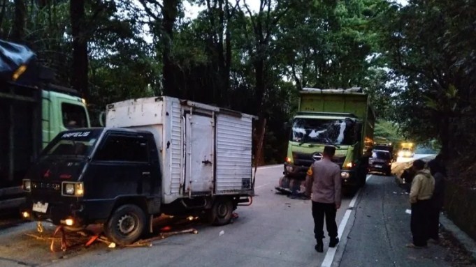Kecelakaan kembali terjadi di kawasan Sitinjau Lauik. Kali ini truk menabrak mobil L300 Box yang sedang terparkir di tengah jalan. [foto: Polsek Lubuk Kilangan]