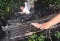 Kondisi mobil yang masuk parit usai hilang kendali akibat jalan lincin di jalur dua BIM. [foto: IG Kodim 0308 Pariaman]