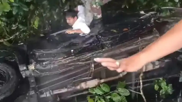 Kondisi mobil yang masuk parit usai hilang kendali akibat jalan lincin di jalur dua BIM. [foto: IG Kodim 0308 Pariaman]
