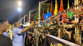 Penasihat Semen Padang FC, Andre Rosiade menemui para suporter usai pertandingan. [foto: Ist]