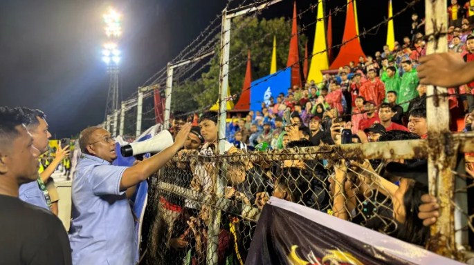 Penasihat Semen Padang FC, Andre Rosiade menemui para suporter usai pertandingan. [foto: Ist]