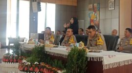 Kapolda Sumbar, Irjen Pol Suharyono menyampaikan laporan akhir tahun dalam konferensi pers di Mapolda Sumbar, Selasa (31/12/2024). [foto: Ist]