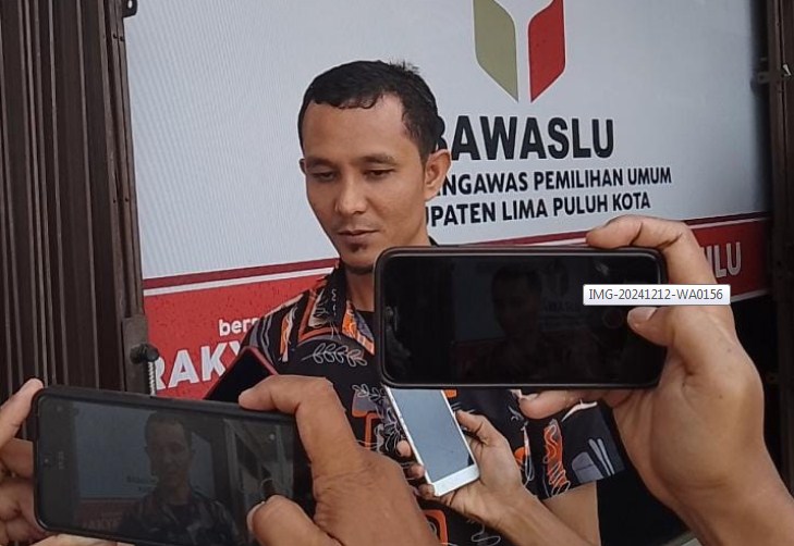 Ari Alfikri, SH yang merupakan Kuasa Hukum PASLON SAKATO saat diwawancara awak media, Kamis (12/12)