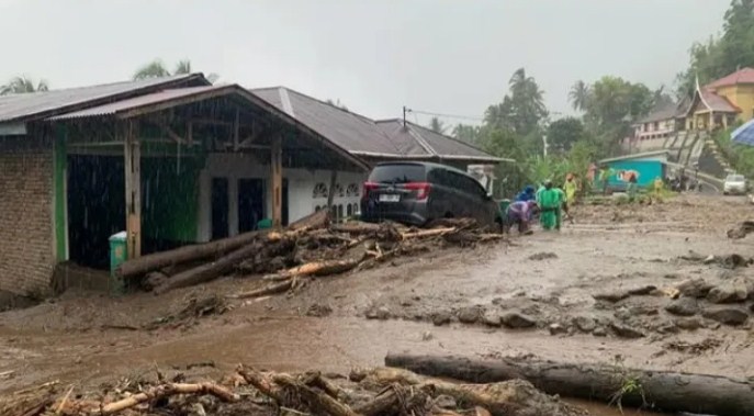 Longsor menghatam sejumlah rumah di Jorong Sigiran, Nagari Tanjung Sani, Kecamatan Tanjung Raya, Kabupaten Agam. [foto: Diskominfo Agam]