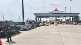 Kendaraan memasuki gerbang tol Palembang. (Foto: Dok. Humas HK)