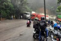 Dua truk trailer mogok di tikungan curam Panorama II Sitinjau Lauik, Jumat (6/12/2024) mengakibatkan gangguan lalu lintas dan pemberlakuan sistem buka tutup. (Foto: Dok Istimewa)