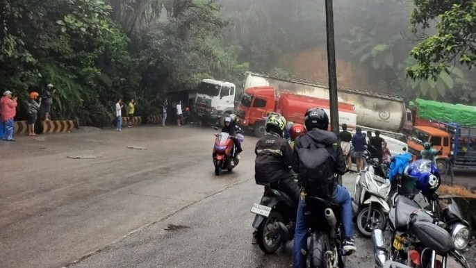 Dua truk trailer mogok di tikungan curam Panorama II Sitinjau Lauik, Jumat (6/12/2024) mengakibatkan gangguan lalu lintas dan pemberlakuan sistem buka tutup. (Foto: Dok Istimewa)