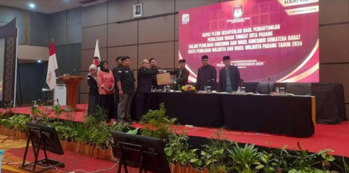 Rapat pleno rekapitulasi hasil penghitungan suara tingkat Kota Padang dalam pemilihan gubernur dan wakil gubernur Sumbar serta pemilihan wali kota dan wakil wali kota Padang. [foto: infopublik.id]