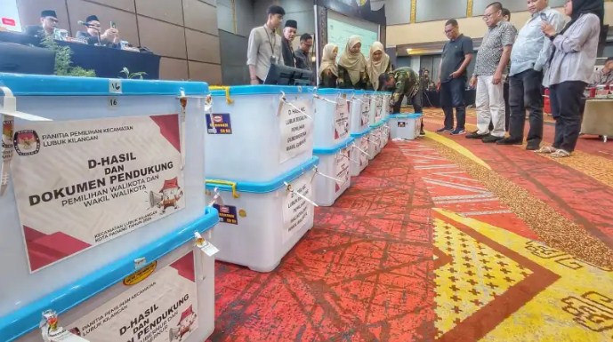 Rapat pleno rekapitulasi hasil penghitungan suara tingkat Kota Padang dalam pemilihan gubernur dan wakil gubernur Sumbar serta pemilihan wali kota dan wakil wali kota Padang