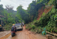 Akses jalan lintas Sumatera di Pesisir Selatan yang sebelumnya terputus karena longsor sudah bisa dilewati.
