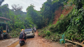 Akses jalan lintas Sumatera di Pesisir Selatan yang sebelumnya terputus karena longsor sudah bisa dilewati.