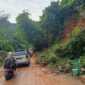Akses jalan lintas Sumatera di Pesisir Selatan yang sebelumnya terputus karena longsor sudah bisa dilewati.