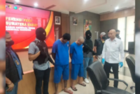 Para pelaku dihadirkan dalam konferensi pers yang digelar Polda Sumbar. [foto: ist]
