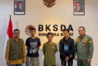 Para pendaki ilegal yang nekat mendaki Gunung Marapi menyampaikan permintaan maaf dan mengakui kesalahan yang dilakukan. [foto: BKSDA Sumbar]