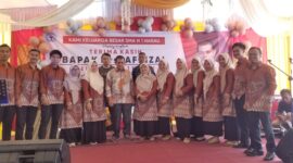 Perpisahan Kepala SMAN 1 Harau dari Drs, Afrizal kepada Efendi, S.Pd.I, M.Pd yang berlangsung haru