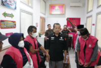 Empat tersangka dugaan kasus korupsi jalan tol Padang-Sicincin dilakukan penanahan di rutan usai dilakukan pemeriksaan di Kejati Sumbar. [foto: Kejati Sumbar]