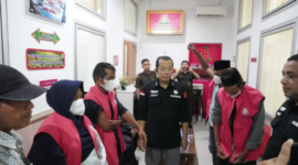 Empat tersangka dugaan kasus korupsi jalan tol Padang-Sicincin dilakukan penanahan di rutan usai dilakukan pemeriksaan di Kejati Sumbar. [foto: Kejati Sumbar]