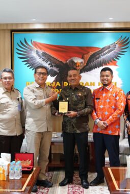 Perkuat Komitmen Pembangunan Daerah, Bupati Safni Temui Kepala KSP Bahas RSUD, SMA Taruna Nusantara hingga Monumen Bela Negara