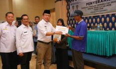 Walikota Payakumbuh Serahkan Bantuan Peningkatan RTLH