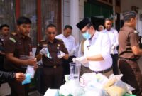 Wali Kota Payakumbuh Zulmaeta bersama jajaran Kejaksaan Negeri Payakumbuh memusnahkan barang bukti narkoba yang telah inkracht, Rabu (09/07/2025)