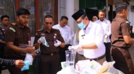 Wali Kota Payakumbuh Zulmaeta bersama jajaran Kejaksaan Negeri Payakumbuh memusnahkan barang bukti narkoba yang telah inkracht, Rabu (09/07/2025)