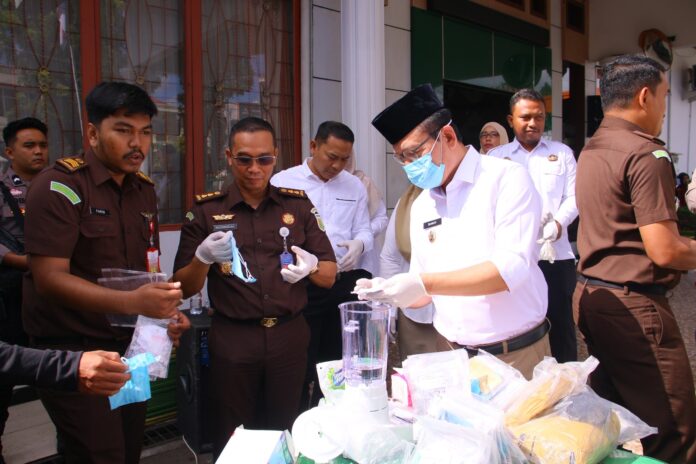 Wali Kota Payakumbuh Zulmaeta bersama jajaran Kejaksaan Negeri Payakumbuh memusnahkan barang bukti narkoba yang telah inkracht, Rabu (09/07/2025)