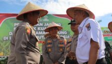 Wakil Wali Kota Payakumbuh Elzadaswarman bersama Kapolres AKBP Ricky Ricardo dan jajaran saat menghadiri kegiatan penanaman jagung serentak kuartal III di Kelurahan Koto Panjang, Rabu (9/7/2025).