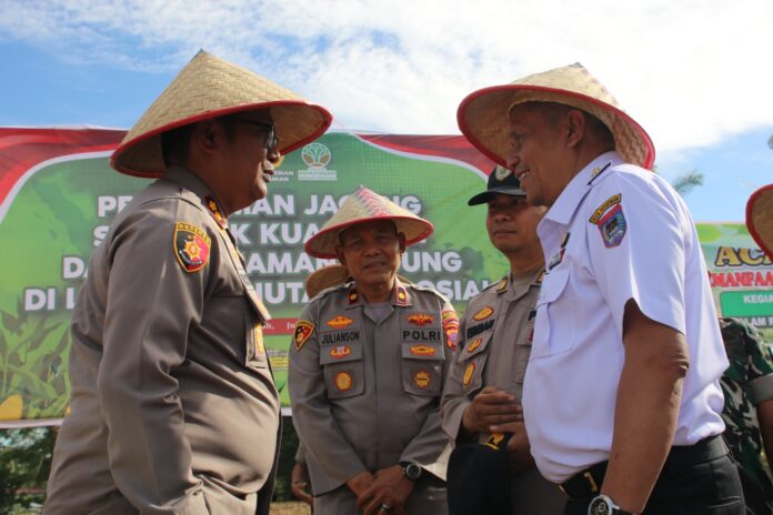Wakil Wali Kota Payakumbuh Elzadaswarman bersama Kapolres AKBP Ricky Ricardo dan jajaran saat menghadiri kegiatan penanaman jagung serentak kuartal III di Kelurahan Koto Panjang, Rabu (9/7/2025).