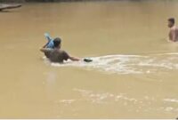 Penghulu di Pasaman, Ahad Nasution, rela menyeberangi sungai demi menikahkan calon pengantin (catin). [foto: Kemenag Pasaman]