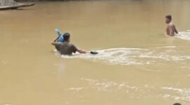 Penghulu di Pasaman, Ahad Nasution, rela menyeberangi sungai demi menikahkan calon pengantin (catin). [foto: Kemenag Pasaman]