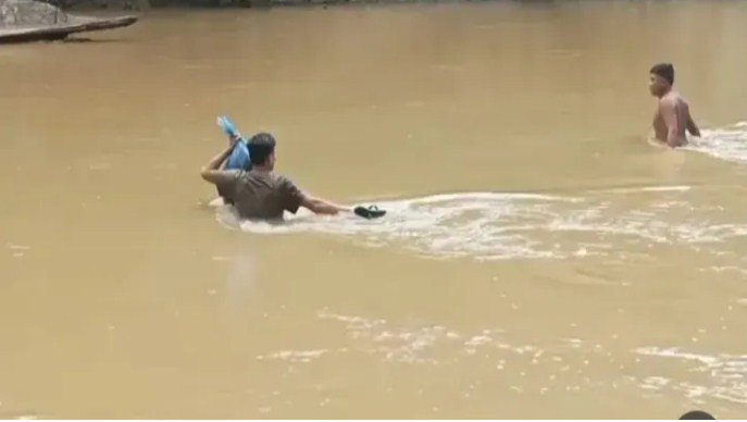 Penghulu di Pasaman, Ahad Nasution, rela menyeberangi sungai demi menikahkan calon pengantin (catin). [foto: Kemenag Pasaman]