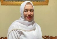 Dona, seorang bidan di Pasaman yang video tentang dirinya viral saat menyeberangi sungai untuk mengobati warga. [foto: Ist]