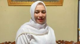 Dona, seorang bidan di Pasaman yang video tentang dirinya viral saat menyeberangi sungai untuk mengobati warga. [foto: Ist]