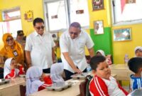 Wakil Ketua Komisi VI DPR RI Andre Rosiade saat meninjau pelaksanaan program MBG di SD Negeri 24 Ujung Gurun, Kota Padang. [foto: Ist]