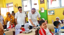 Wakil Ketua Komisi VI DPR RI Andre Rosiade saat meninjau pelaksanaan program MBG di SD Negeri 24 Ujung Gurun, Kota Padang. [foto: Ist]