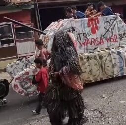 Warga Tumpah Ruah Saksikan Pawai di Suliki