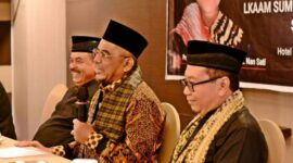 Anggota DPR Arisal Aziz bersama Ketua dan Sekretaris LKAAM Sumbar menggelar pertemuan dengan niniak mamak. (Foto: Ist)