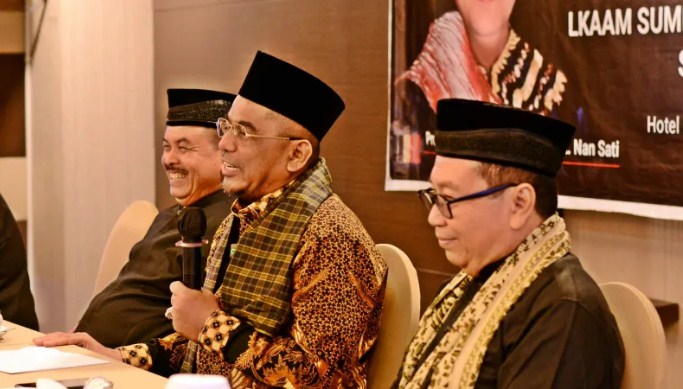 Anggota DPR Arisal Aziz bersama Ketua dan Sekretaris LKAAM Sumbar menggelar pertemuan dengan niniak mamak. (Foto: Ist)