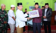 Wako Zulmaeta Serahkan Bantuan Rp35 Juta untuk Masjid Baiturrahman Ompang Tanah Sirah