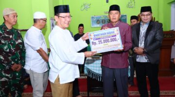Wako Zulmaeta Serahkan Bantuan Rp35 Juta untuk Masjid Baiturrahman Ompang Tanah Sirah