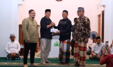 Wako Zulmaeta Pimpin Safari Ramadan di Masjid Darul Hikmah, Serahkan Bantuan untuk Pembangunan