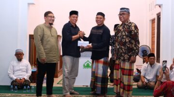 Wako Zulmaeta Pimpin Safari Ramadan di Masjid Darul Hikmah, Serahkan Bantuan untuk Pembangunan