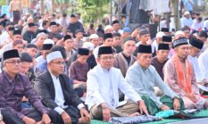 Ribuan Jamaah Padati Balai Kota Payakumbuh di Tengah Hujan, Wali Kota Ajak Jaga Persatuan di Tengah Perbedaan 1 Syawal